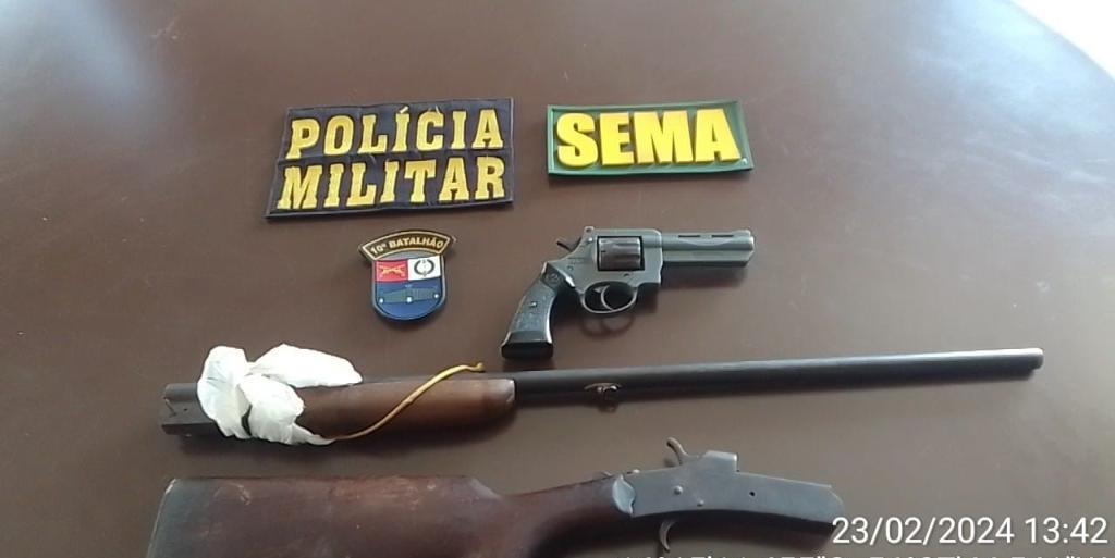 Uma caixa de madeira foi encontrada e, no seu interior, as armas de fogo, sendo uma espingarda (desmontada e sem munição) e um revólver calibre .22 (sem munição).   Crédito - Sema-MT